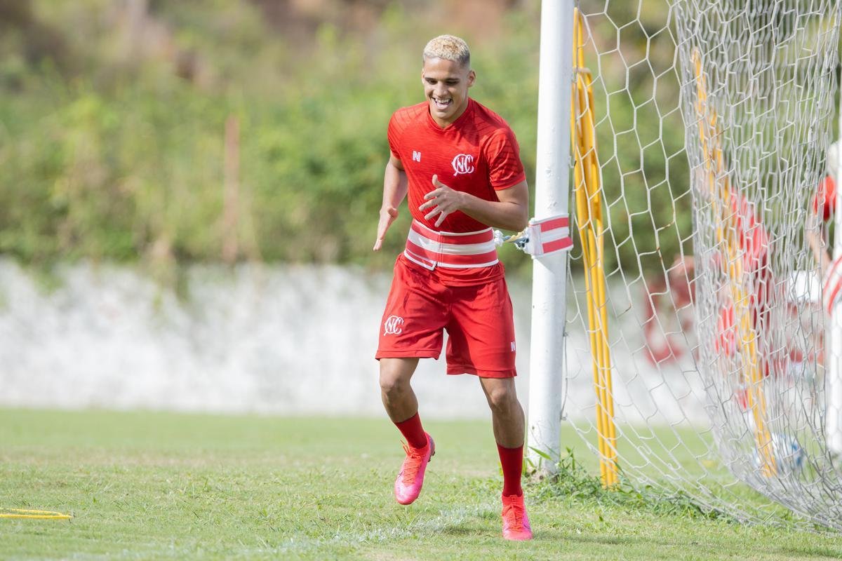 Jogadores do Náutico seguem trainando no CT Wilson Campos, sob a supervisão do técnico Gimar Dal Pozzo. Atletas e membros da comissão técnica são submetidos às medidas de saúde para evitar o contato e gerar possível foco de Covid-19.