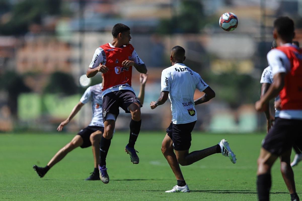 Fotos do coletivo entre profissionais e sub-20 do Atltico