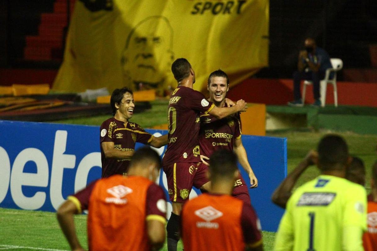 Com gol do zagueiro Maidana, de pênalti, Sport venceu o Corinthians em casa e deu um salto importante na tabela de classificação da Série A.