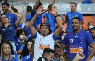 Fotos da torcida do Cruzeiro, no Mineirão, na partida contra a Ponte Preta pela 13ª rodada da Série B do Campeonato Brasileiro. Mineirão recebeu grande público mais uma vez