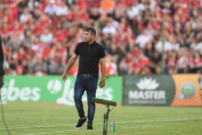 Coudet foi anunciado pelo Internacional em dezembro de 2019. A passagem pelo futebol brasileiro durou pouco. Mesmo levando o Colorado � lideran�a do Campeonato Brasileiro, pediu demiss�o do clube em novembro para assumiu o Celta, da Espanha. Abel Braga foi o nome escolhido pelo Inter para substitu�-lo