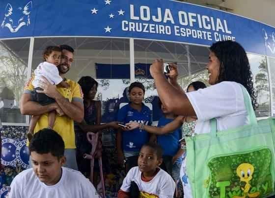 A Casa de Acolhida Padre Eustquio (CAPE) e a Associao Unificada de Recuperao e Apoio (AURA) levou crianas e adolescentes que esto em tratamento contra o cncer  Toca da Raposa II