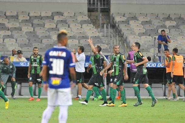 Bryan marcou o gol de empate do Amrica aos 46 do segundo tempo