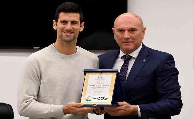 O tenista sérvio Novak Djokovic recebeu a placa de cidadão honorário das mãos do prefeito da cidade de Budva, Marko Carevic