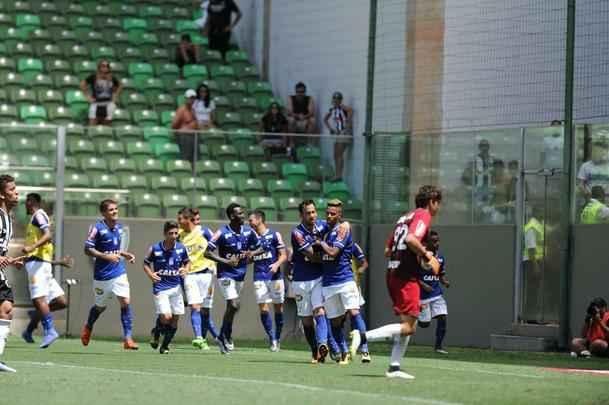 Rafael Silva marcou gol sobre rival e comemorou imitando galinha