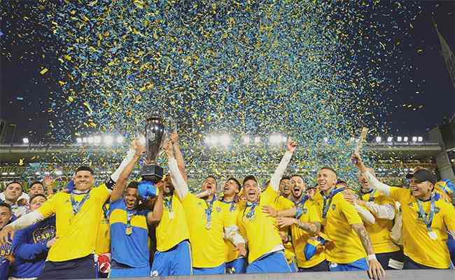 Boca Juniors comemorando ttulo conquistado graas  vitria do River Plate