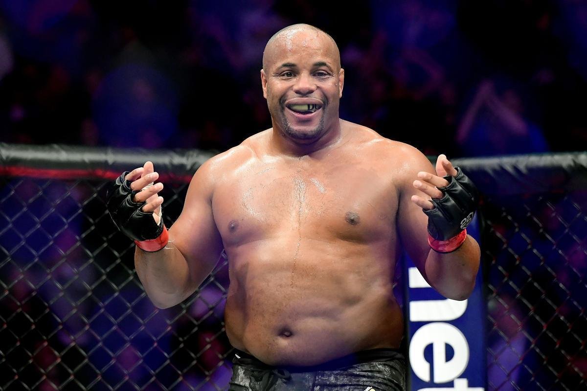 Daniel Cormier venceu Derrick Lewis por finalizao e manteve cinturo dos pesados