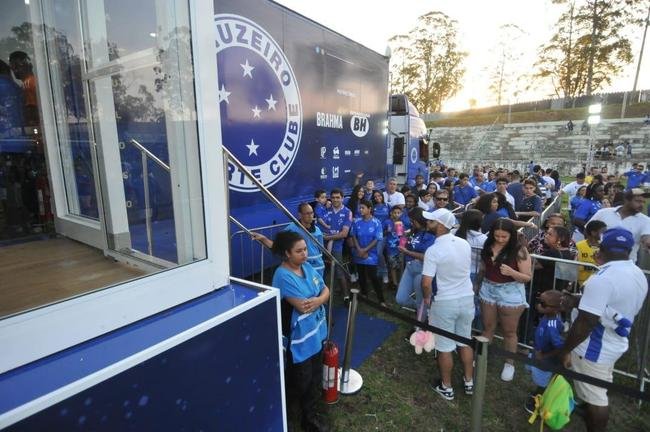 Caravana do Cruzeiro em Conselheiro Lafaiete, com a presena de Ronaldo Fenmeno. Milhares de torcedores cruzeirenses compareceram ao Parque de Exposies Tancredo Neves para prestigiar o evento oficial do clube