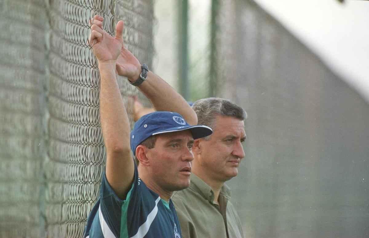 O tcnico de futebol do Cruzeiro, Paulo Csar Gusmo (e) e o diretor de futebol, Eduardo Maluf, durante treino na Toca da Raposa II, em Belo Horizonte