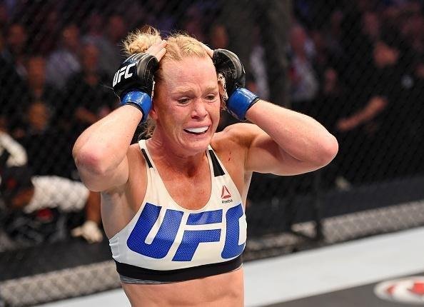 Ronda Rousey  nocauteada por Holly holm no segundo round e perde cinturo do peso galo feminino do UFC, na luta principal em Melbourne