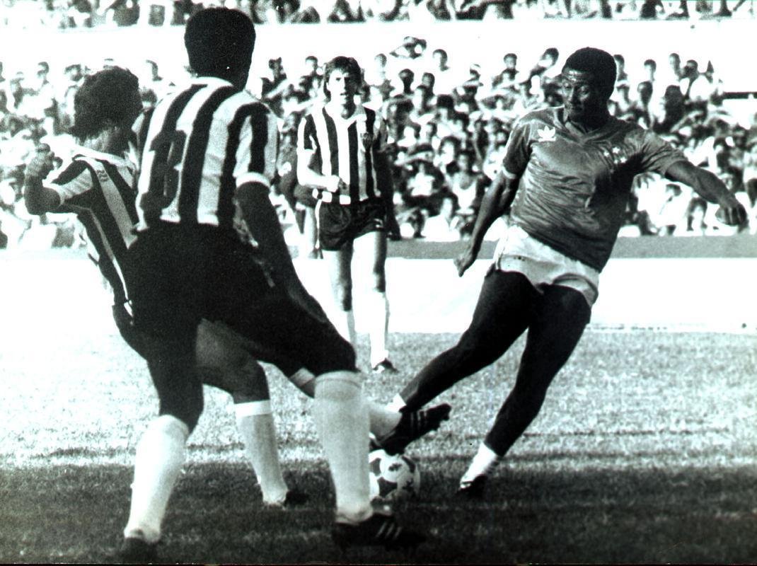 Imagens do Cruzeiro com a camisa da Adidas (Arquivo/Estado de Minas)