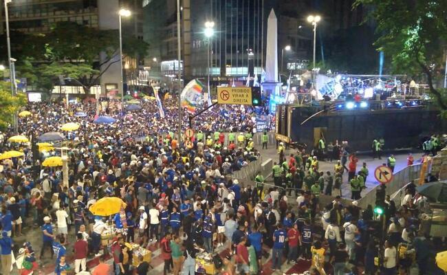 Festa do acesso do Cruzeiro: noite azul na Praa 7, em BH