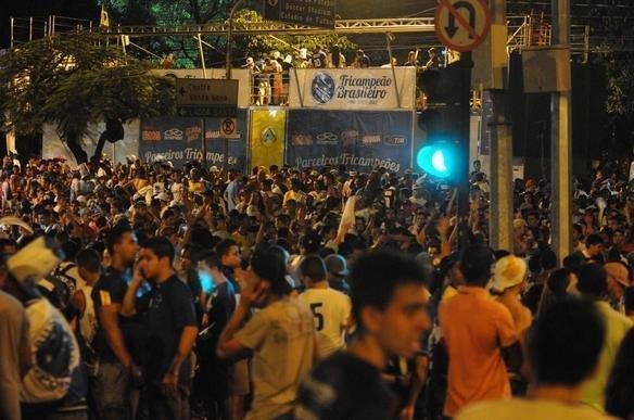 O jogo entre Cruzeiro e Bahia, no Mineiro, foi marcado no somente pela entrega do trofu ao campeo brasileiro, mas tambm por diversas confuses. Integrantes de duas torcidas organizadas entraram em confronto violento do lado de fora do estdio. A Polcia Militar agiu rpido e teve muito trabalho para conter os vndalos. Foi, inclusive, formado um bloqueio com o intuito de evitar mais problemas. Os cruzeirenses que aparecem na galeria de imagens registradas pelo reprter fotogrfico Marcos Vieira esto protegidos pelo cerco, pois no se envolveram em brigas e estavam apenas se retirando do local.