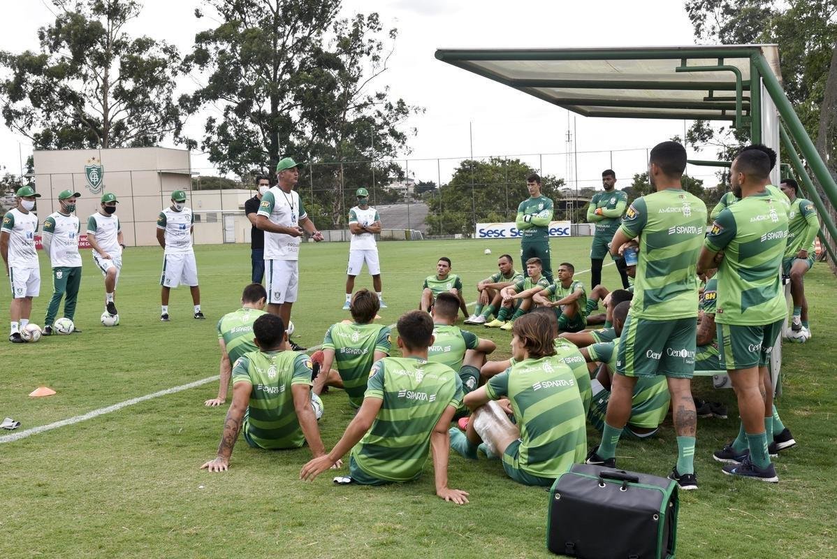 Titulares do Amrica foram poupados do treino com bola no campo, nesta segunda-feira, no CT Lanna Drumond. De qualquer forma, todo o elenco participou de uma palestra com o tcnico Lisca. A novidade do dia foi a volta do zagueiro Eduardo Bauermann s atividades normais. O volante Z Ricardo segue como dvida para enfrentar o Internacional na quarta-feira, em 'deciso' pela Copa do Brasil