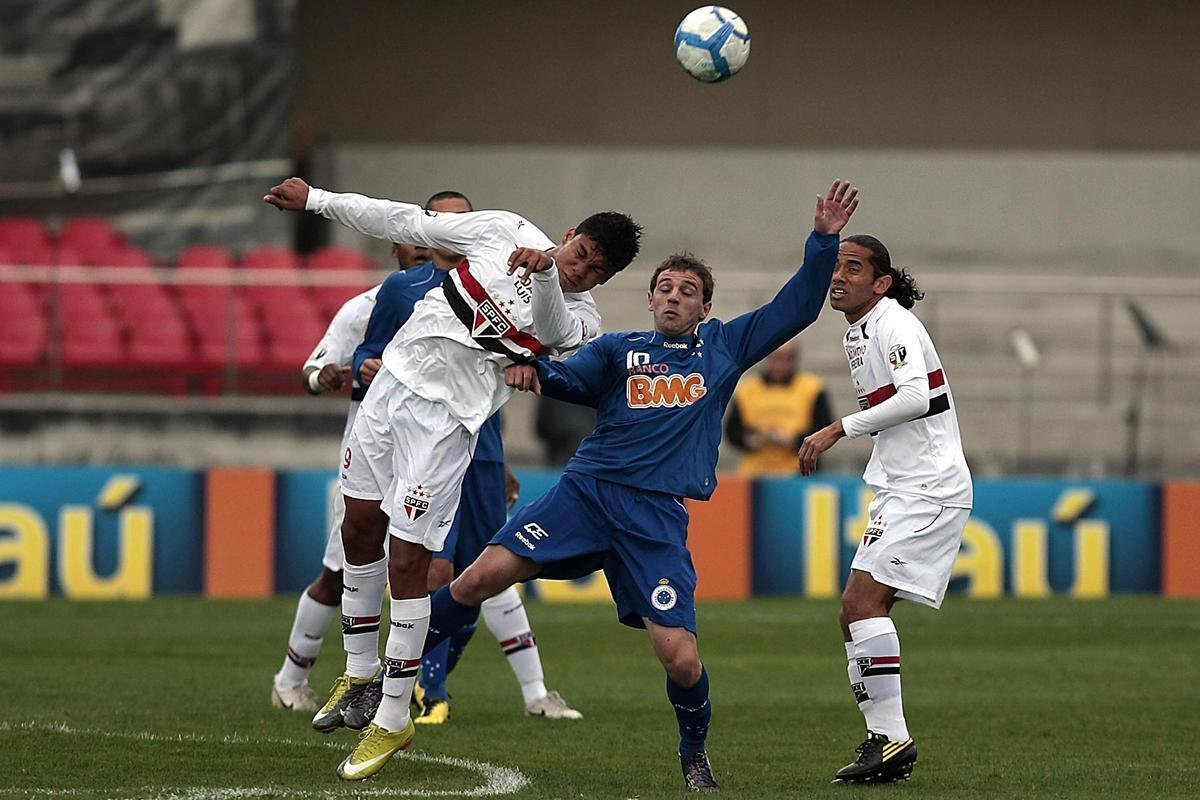 Montillo (armador) - fez grande apresentao em sua estreia pelo Cruzeiro, em jogo contra o So Paulo, no Morumbi, que terminou empatado por 2 a 2 (15/8/2010). O argentino iniciou a jogada que originou o gol de Wellington Paulista e deu assistncia para Thiago Ribeiro marcar o segundo. Adquirido  Universidad de Chile por US$ 3,5 milhes, Montillo realizou 122 jogos pela Raposa e marcou 36 gols.