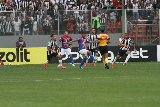 Imagens da partida entre Atlético e Fortaleza, no Independência