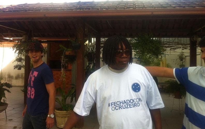 Milton Nascimento é natural do Rio de Janeiro, mas foi criado em Três Pontas, no Sul de Minas. Em 1962, ele se mudou para Belo Horizonte, onde fundou o Clube da Esquina com os amigos Marilton, Márcio e Lô Borges. Nesse período, o cantor e compositor se tornou torcedor do Cruzeiro.