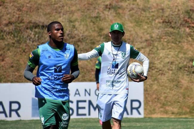 O Amrica segue com treinos preparatrios para a disputa do Campeonato Mineiro 2021. Comandados pelo auxiliar tcnico Mrcio Hahn, jogadores da base americana - e tambm os que tiveram menos oportunidades na temporada 2020 - realizam atividades voltadas ao Estadual.