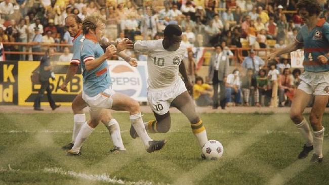 Após 18 anos jogando pelo Santos FC, Pelé foi contratado pelo New York Cosmos por três temporadas em 1975