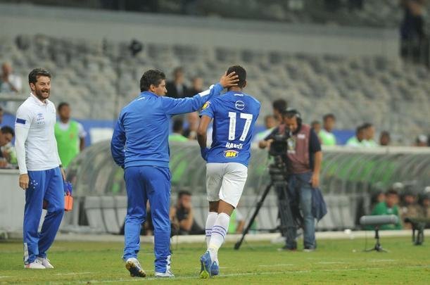 Raniel empatou para o Cruzeiro aos 15 do segundo tempo, com toque de cobertura: 1 a 1