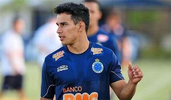 Diego rias (2012) - Assim como Reina, Diego rias pouco atuou pelo Cruzeiro. Anunciado como reforo no fim de 2011, Arias disputou a primeira partida oficial em setembro do ano seguinte. O volante deixou o clube com trs jogos e nenhum gol.