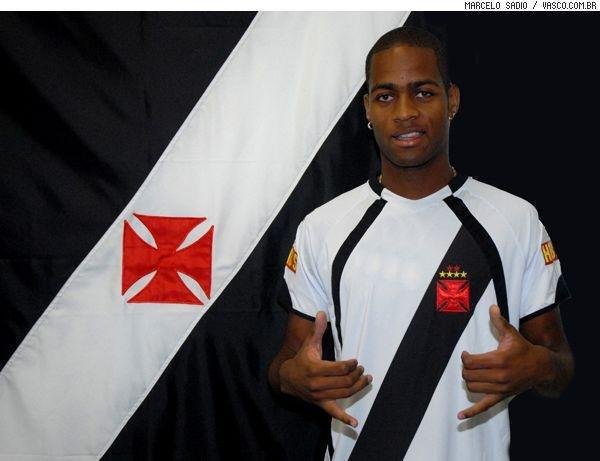 Ded - era reserva no elenco do Vasco que subiu da Srie B para a A, em 2009. Participou de cinco partidas, sendo titular em apenas duas.