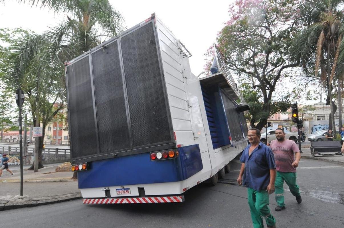 Carreta ficou travada e teve risco de tombar na esquina da Rua Sapuca com a Avenida do Contorno, no bairro Floresta, regio central de BH