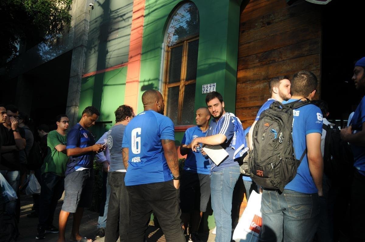 'Quem viveu 2003, ter boas recordaes. Quem no viveu e apenas ouviu as histrias, ter mais uma situao para ler e entender um pouquinho o que houve'. Com essas palavras, Alex convocou os torcedores do Cruzeiro a prestigiarem a obra '2003, a Trplice Histria de um Time Mgico', que conta a histria do elenco que encantou o pas e deu show em trs competies: Campeonato Mineiro, Copa do Brasil e Campeonato Brasileiro. Comercializado por R$ 39,90, o livro de 138 pginas, escrito pelo ex-camisa 10 em parceria com o jornalista Anderson Olivieri, foi lanado na noite desta segunda-feira, na Pizzaria Villa Floriano, Bairro de Santa Efignia, na Regio Leste de Belo Horizonte. Entre vrias personalidades que prestigiaram o evento esto o zagueiro Leo, os ex-jogadores Ricardinho, Augusto Recife, Sandro, Leandro e Ruy e o preparador fsico Antnio Mello.