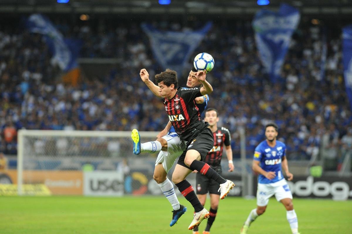 Lances do primeiro tempo do duelo entre Cruzeiro e Atltico, no Mineiro, pelas oitavas de final da Copa do Brasil