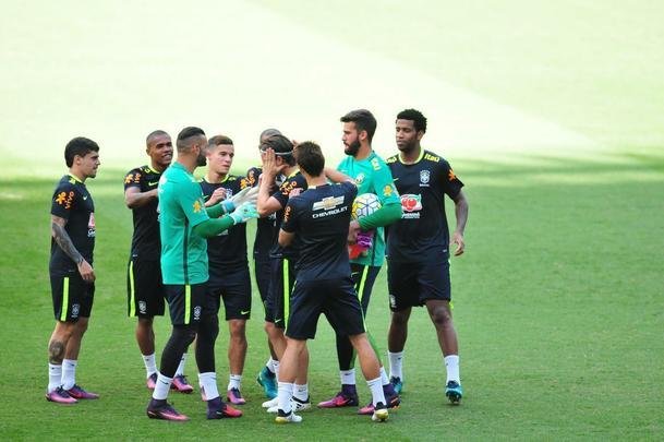 Seleo Brasileira fez, nesta tera  tarde, o seu primeiro treino no Mineiro, em Belo Horizonte, onde enfrentar a Argentina, na quinta, pelas Eliminatrias da Copa. O craque Neymar, do Barcelona, juntou-se ao grupo e trabalhou normalmente no gramado.