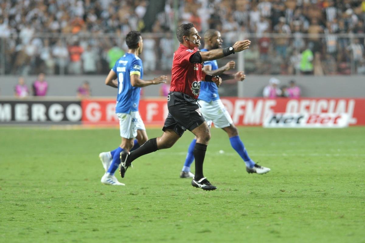 Fred marca de pnalti, empata clssico e d ttulo mineiro ao Cruzeiro no Independncia