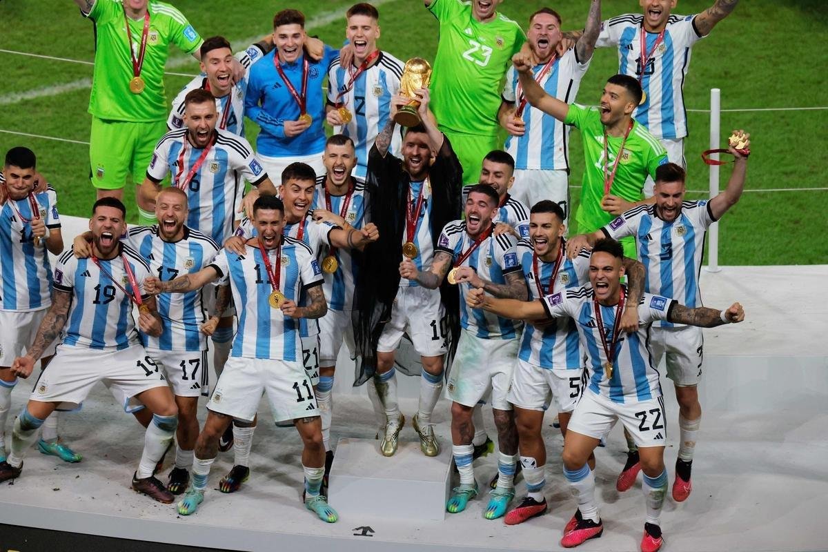 Messi ergue a taa de campeo da Copa do Mundo! Festa da Argentina no Estdio Icnico de Lusail, no Catar, com o tricampeonato mundial