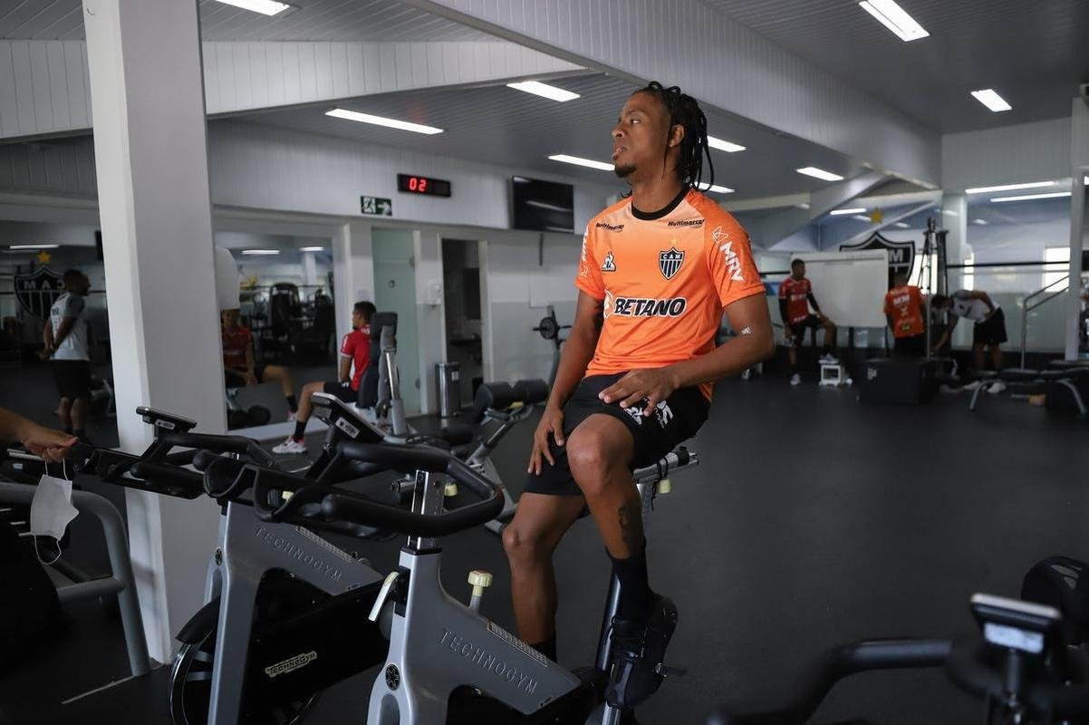 Nesta tera-feira (18), o Atltico realizou o segundo dia de trabalhos na pr-temporada 2022. Novamente com trabalhos fsicos, os atletas fizeram atividades na academia e tambm de corrida nos campos da Cidade do Galo, em Vespasiano. Ausncia, o atacante Jefferson Savarino busca solucionar burocracias para retornar da Venezuela e se juntar ao grupo alvinegro.