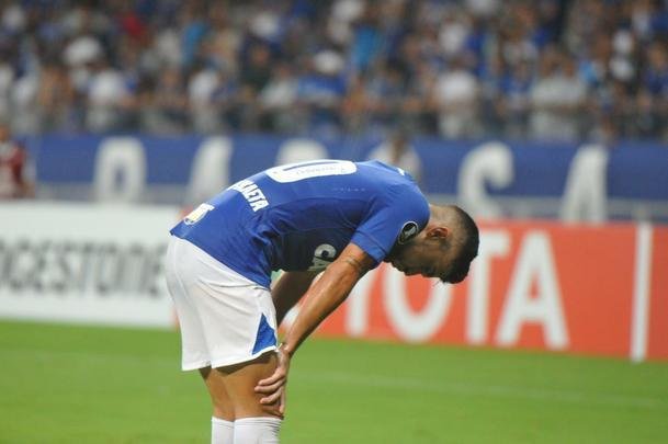 Jogadores do Cruzeiro saram vaiados de campo no Mineiro aps empate com Vasco