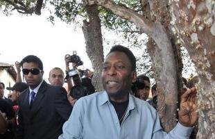 23/09/2012 - Pel� visitou a casa onde viveu em Tr�s Cora��es, chamada de Casa Pel�. Na ida � cidade natal, o Rei do futebol e seu pai, Dondinho, foram homenageados tamb�m no Parque Jo�o Ramos do Nascimento (Parque Dondinho). Evento marcou as comemora��es dos 128 anos da cidade