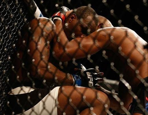 Jon Jones volta ao octógono do UFC e conquista cinturão interino