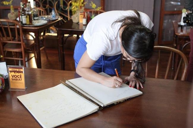 Na primeira vez de Larissa Riquelme em Belo Horizonte, levamos a modelo e apresentadora paraguaia para um verdadeiro banquete de pratos tpicos da culinria mineira. E ela adorou!