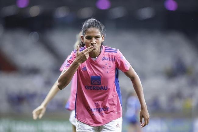 Em preliminar de Cruzeiro x Ituano pela Srie B, o time feminino da Raposa, conhecido como Cabulosas, goleou o Araguari por 8 a 0 pela terceira rodada do Campeonato Mineiro Feminino. Equipe cruzeirense estreou o uniforme rosa, confeccionado pela Adidas em homenagem  campanha Outubro Rosa, de conscientizao contra o cncer de mama
