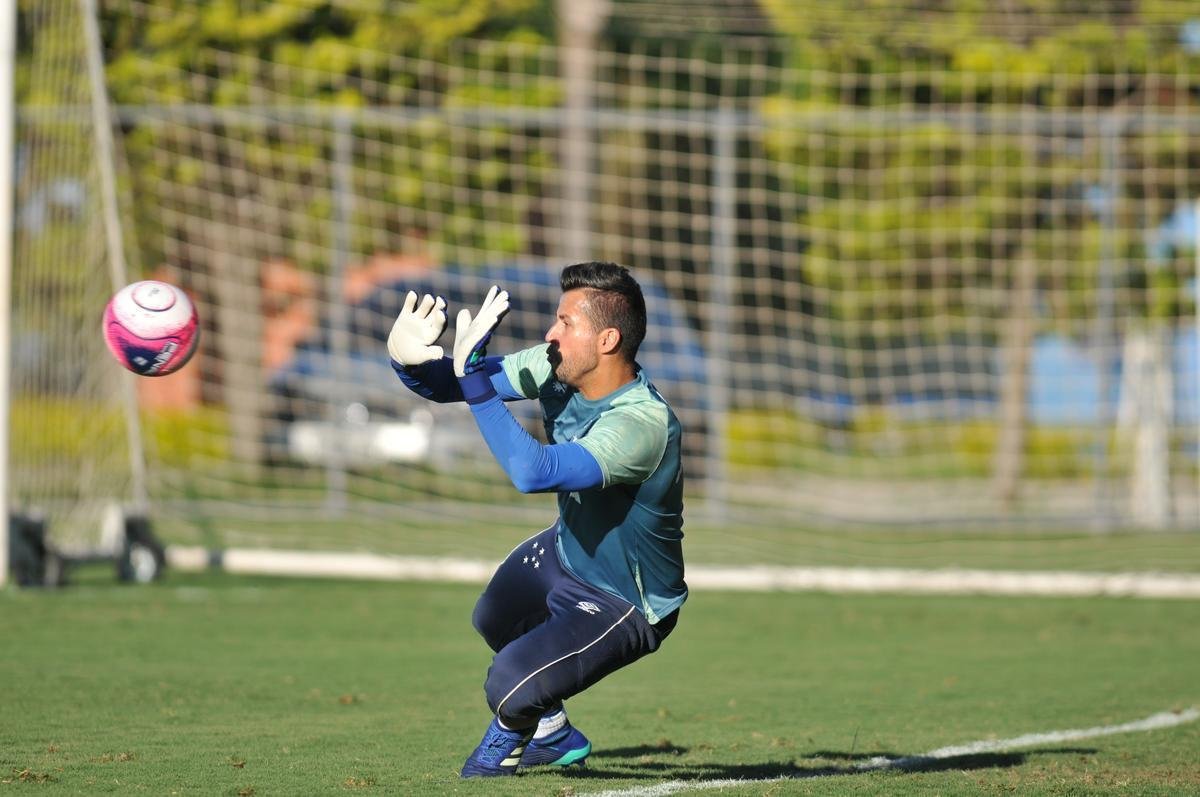 Fotos do treinamento do Cruzeiro desta tera-feira, na Toca II (Alexandre Guzanshe/EM D.A Press)