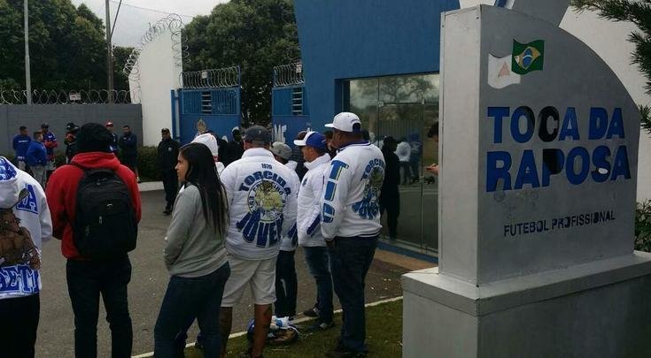 Protesto de torcedores do Cruzeiro na Toca da Raposa II