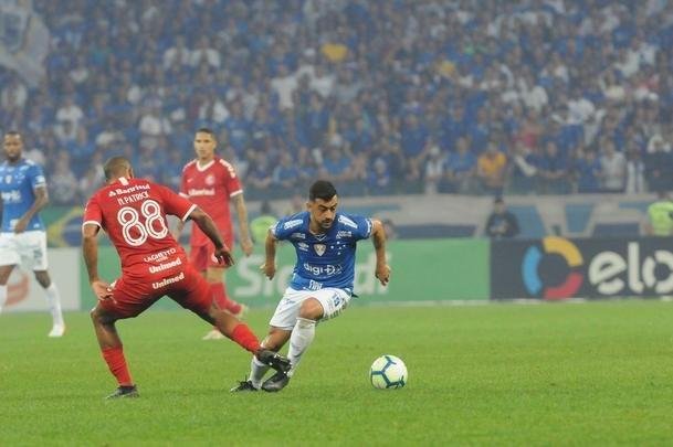 Fotos do primeiro tempo do duelo entre Cruzeiro e Internacional, no Mineiro, pela semifinal da Copa do Brasil