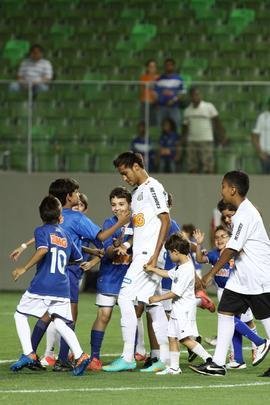 Torcedores do Cruzeiro assediaram Neymar antes e durante a partida