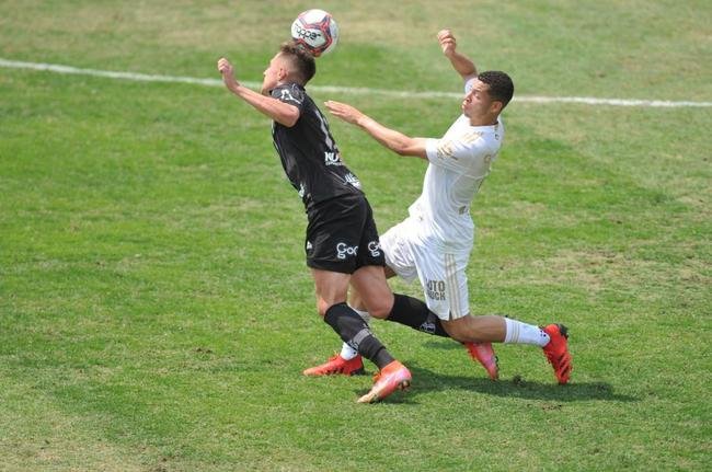 Cruzeiro e Ponte Preta se enfrentaram numa manh de forte calor em Sete Lagoas
