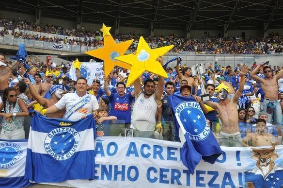 Torcida cruzeirense comea a festa dentro do estdio antes da partida decisiva contra o Grmio