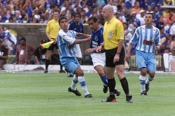 Em 30 de novembro de 2003, Cruzeiro derrotou o Paysandu por 2 a 1, no Mineiro, pela 44 rodada, e confirmou o ttulo brasileiro de forma antecipada. Zinho, no primeiro tempo, e Mota, no segundo, marcaram os gols celestes. Aldrovani descontou para o Papo. Depois do apito final, uma grande festa tomou conta do gramado e das arquibancadas. 