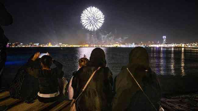 Mulheres assistem aos fogos de artifcio para a abertura da Copa do Mundo em Doha