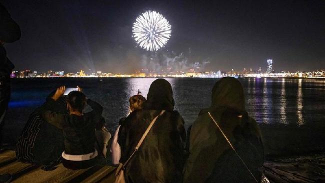 Mulheres assistem aos fogos de artifcio para a abertura da Copa do Mundo em Doha