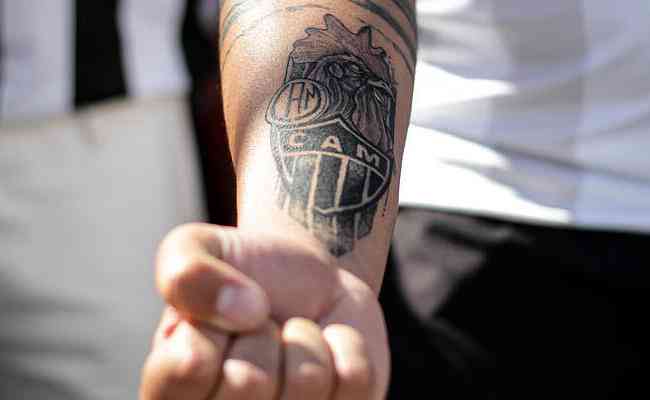 Torcedor do Atlético-MG mostra tatuagem de galo