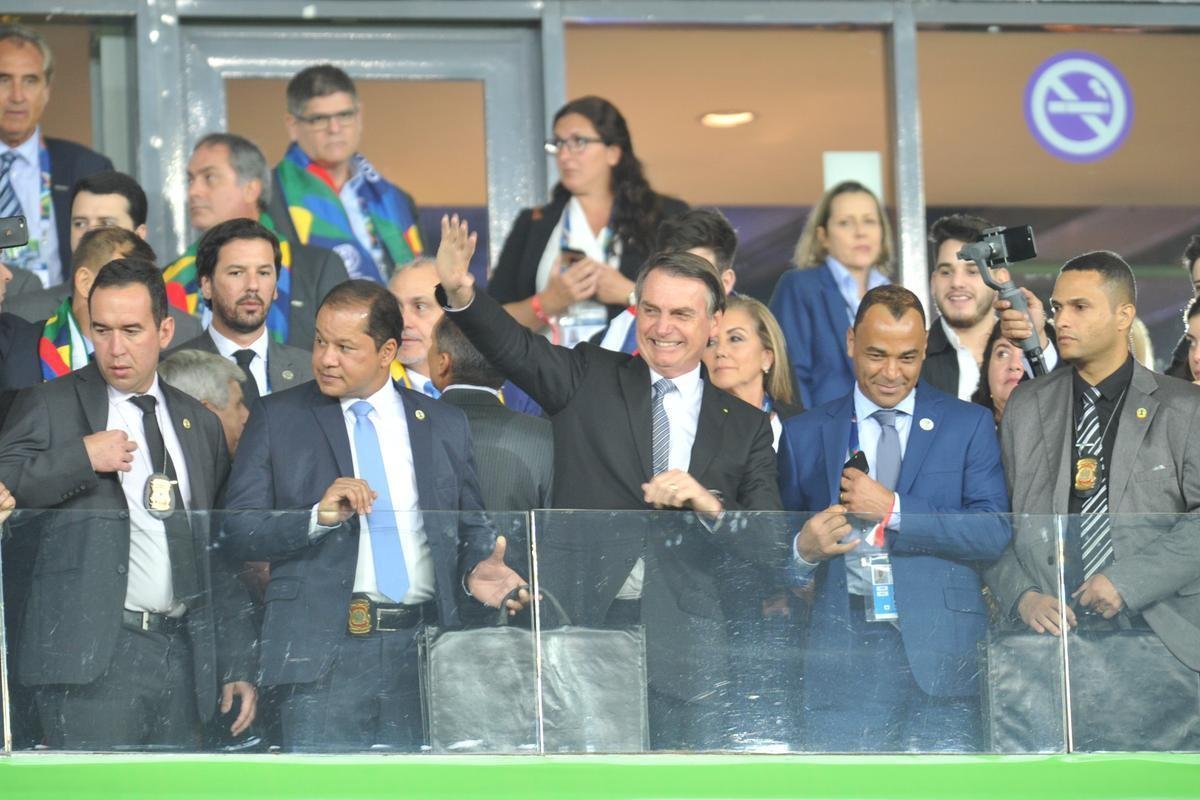 Governador de Minas, Romeu Zema, esteve no camarote do presidente Jair Bolsonaro no Mineiro durante jogo entre Brasil e Argentina pela semifinal da Copa Amrica
