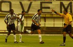 Campeonato Mineiro de 2003 - O Galo venceu o Amrica no clssico do Estadual em 2003 em tarde de Guilherme. O Coelho saiu na frente, mas o camisa 7, que perdeu um pnalti na partida, marcou dois gols, sendo o da virada aos 42 do segundo tempo.